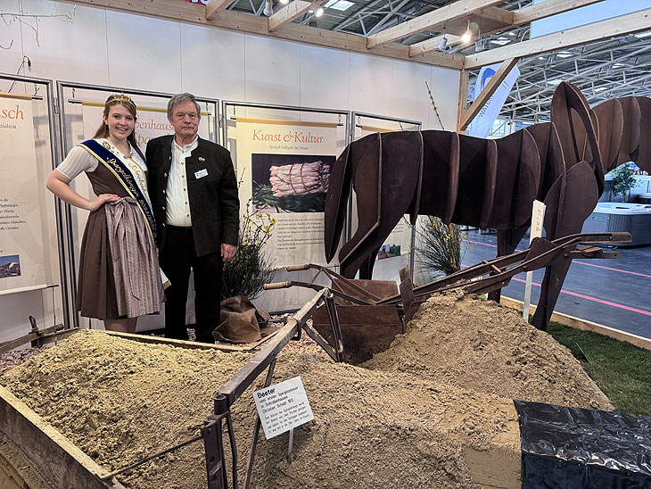 Natalie I. Schrobenhausener Spargelkönigin und Peter Strobl, Spargelerzeugerverband Südbayern e.V., am Stand in der Halle C3 der Garten München 2024 ©Foto: Martin Schmitz 